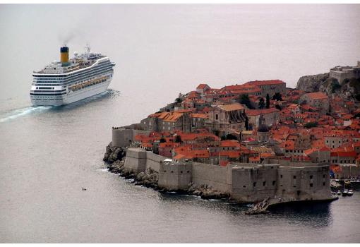el Costa Magica pasando por delante del puerto de Dubrovnik
